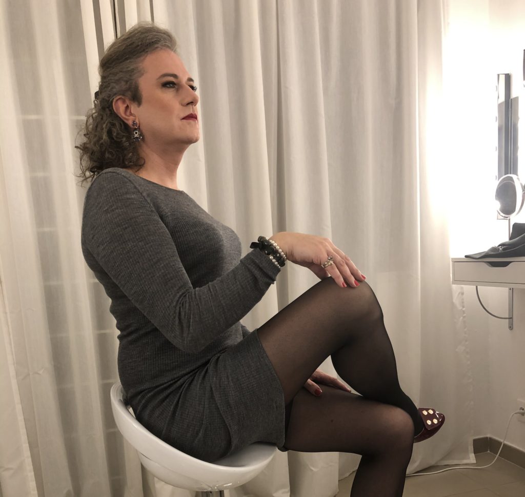 Femme mûre transgenre en séance de maquillage