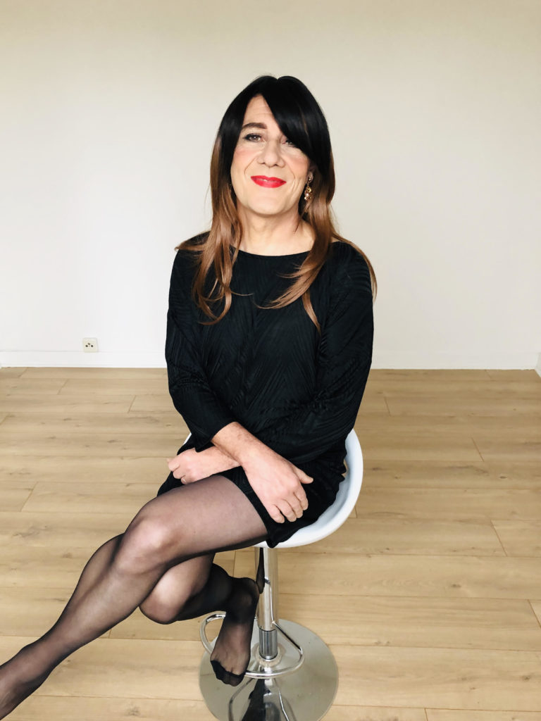 Femme transgenre sur tabouret en séance de féminisation