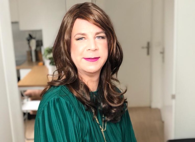 Femme en robe vert séance de makeup travesti trans