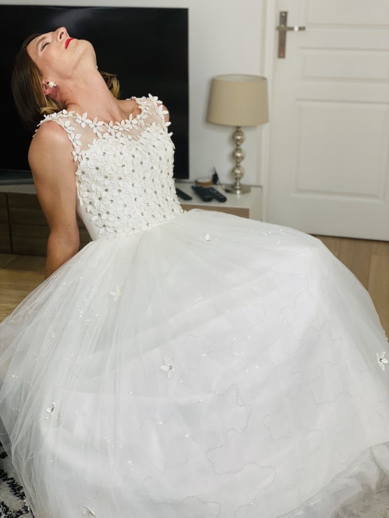 Femme transgenre en robe de mariée