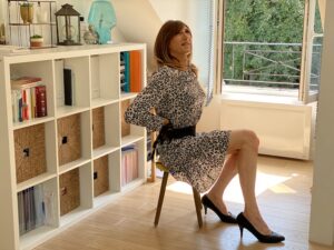 Femme assise sur tabouret