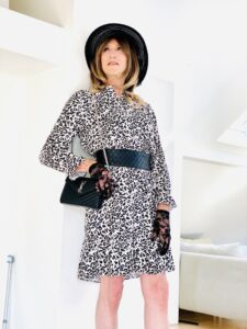 Jolie femme en robe et sac Yves Saint Laurent