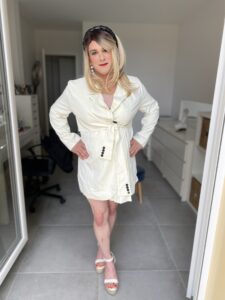 Femme avec un trench coat beige debout