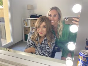2 femmes devant une coiffeuse