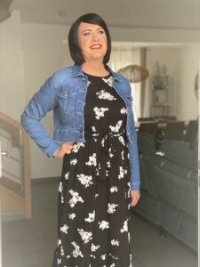 July femme en séance de féminisation chez Jennifer