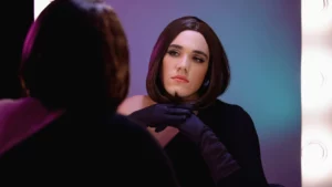 Femme se regardant dans un miroir