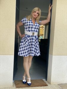 Lilly en robe au carreau bleu