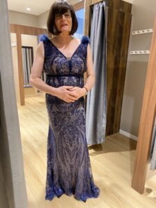 Maggie en robe bleu