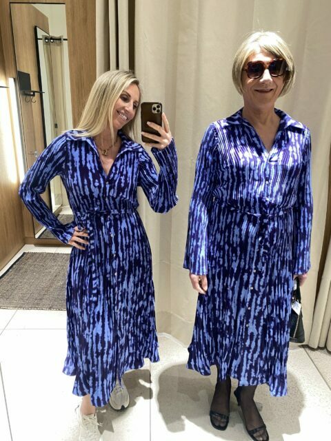 Jennifer et Roxanne, une femme transgenre, posent devant un miroir en portant des robes identiques à motifs bleus et noirs lors d'une séance de shopping et de relooking pour Roxanne.