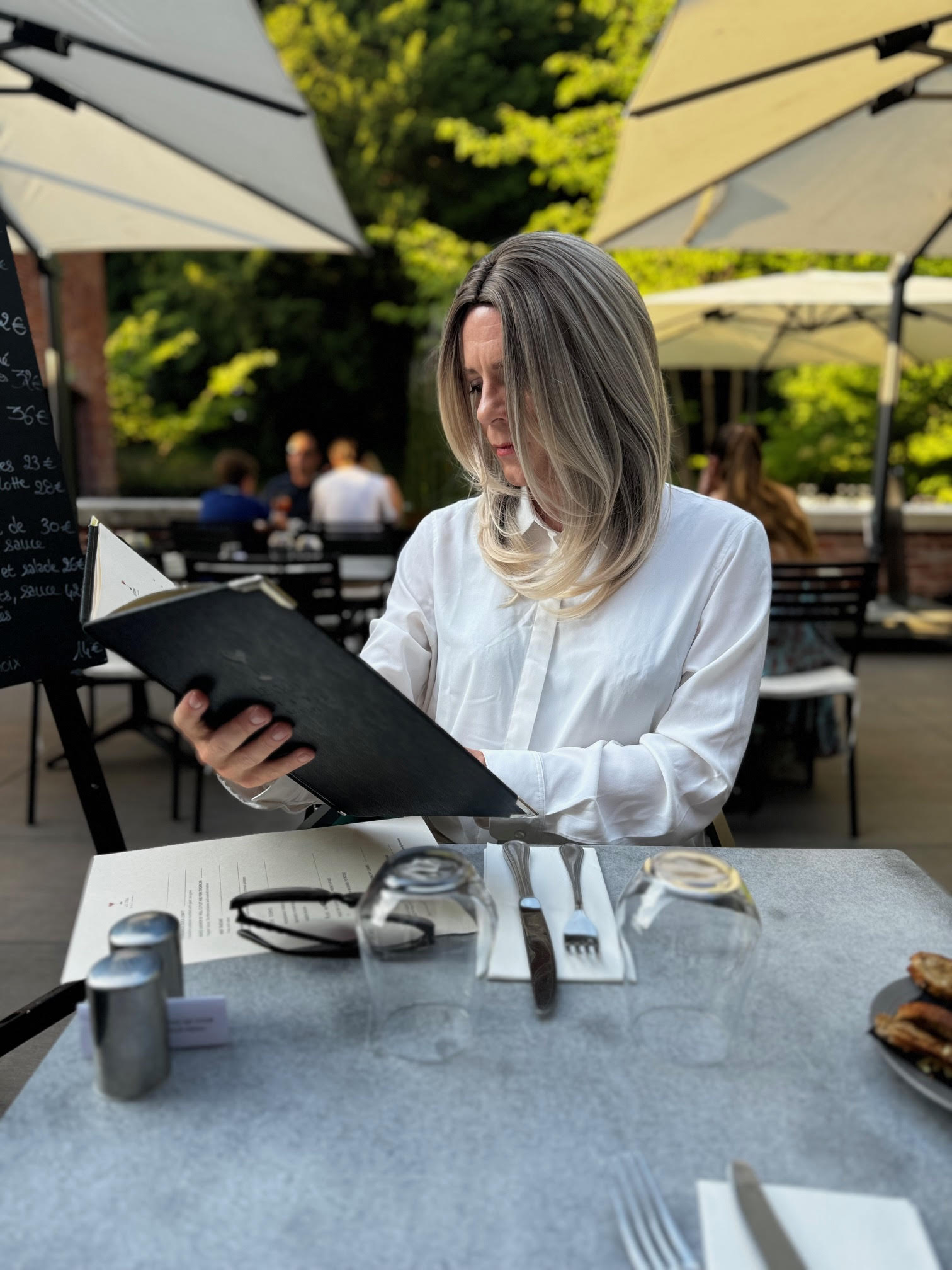 Ce cliché capture une étape significative de la démarche de Freya vers sa féminité, soutenue par Jennifer de Transbeauté, qui l'accompagne pour des séances de maquillage et des sorties en public. Cette sortie au restaurant représente pour Freya une occasion d'affirmer et de vivre pleinement son identité féminine en extérieur, dans un cadre respectueux et bienveillant