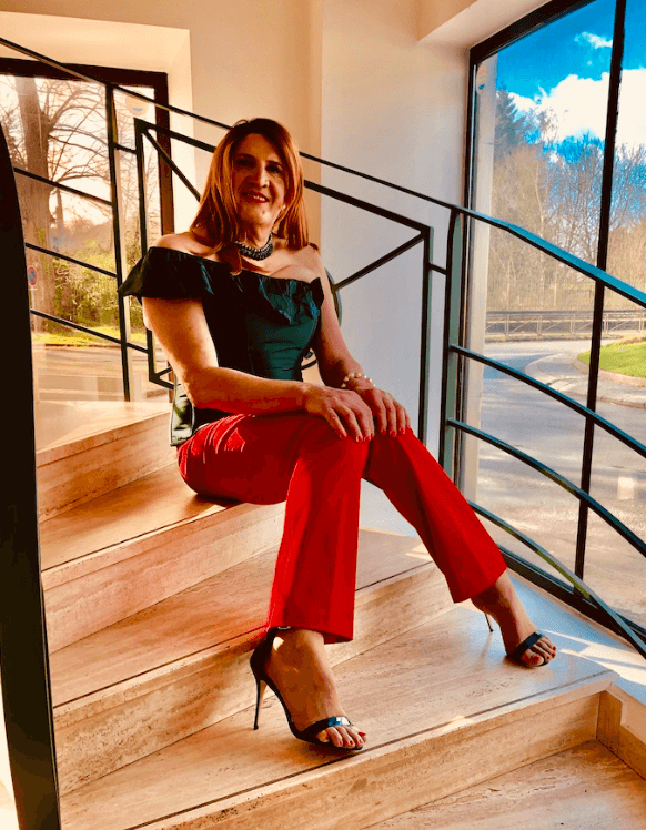 Femme transgenre pose pour Transbeauté