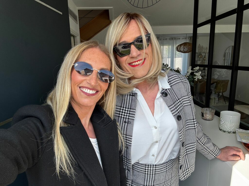 Jennifer et sa cliente stylée en tailleur posent avec assurance sous le soleil, complices et élégantes.