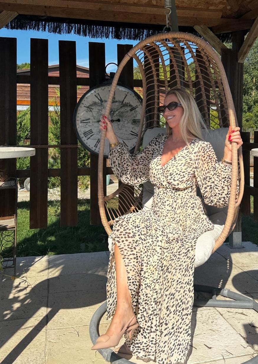 Jennifer, fondatrice de Transbeauté, rayonne dans un moment de détente au soleil. Élégante dans sa robe fluide à imprimé léopard, elle incarne confiance, féminité et affirmation de soi — des valeurs qu’elle transmet à travers son accompagnement et ses conseils pour aider chaque femme transgenre à se révéler pleinement.
