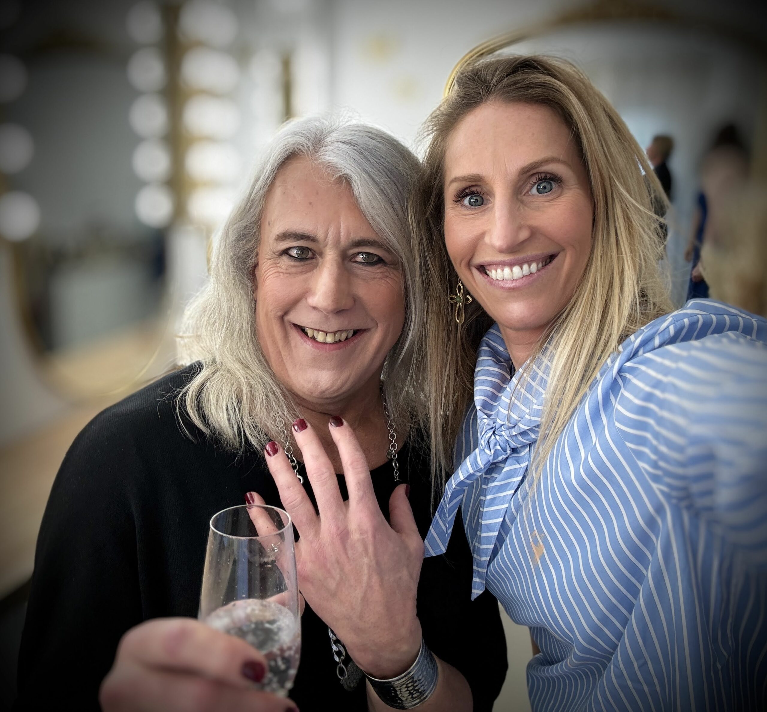 Jennifer, maquilleuse professionnelle Transbeauté, pose avec Françoise à la fin du premier cours collectif de maquillage, coupe à la main et sourire complice