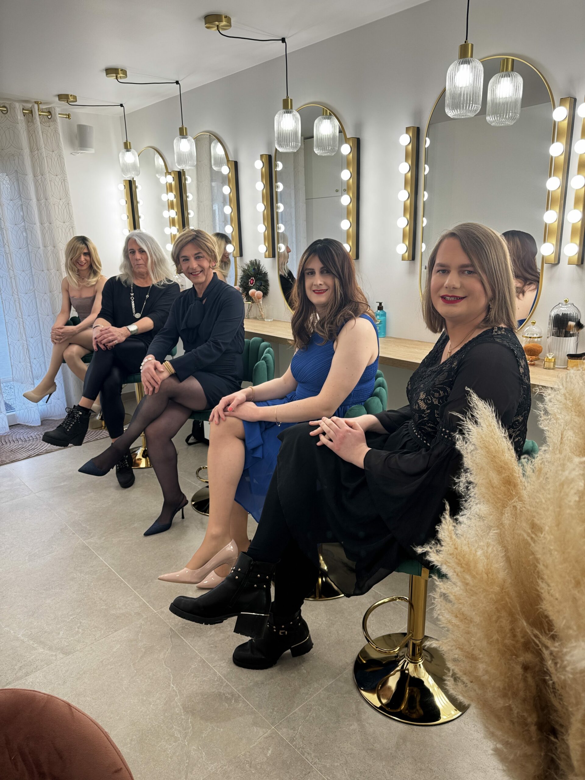 Participantes du premier cours collectif de maquillage Transbeauté à Paris, atelier beauté pour personnes transgenres et travesties en studio.