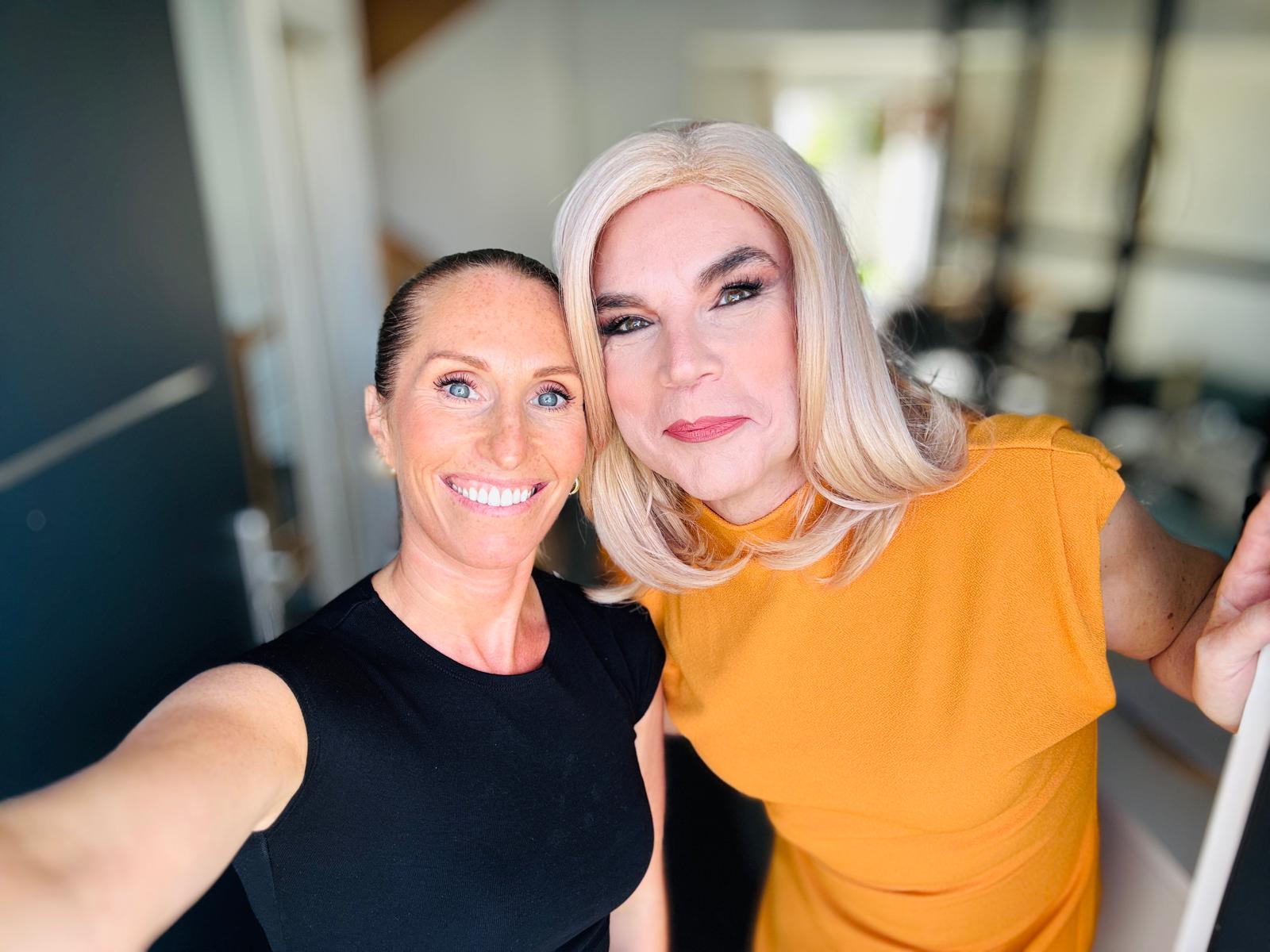 Jennifer maquilleuse Transbeauté avec Freda travesti lors d’une séance de féminisation et maquillage au studio Transbeauté en region de Paris.