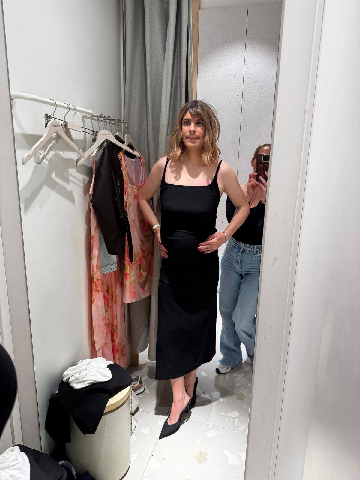 Tina essaie une robe noire lors de son accompagnement shopping chez Transbeauté, une étape importante de son parcours pour gagner en confiance et vivre sa féminité plus naturellement.